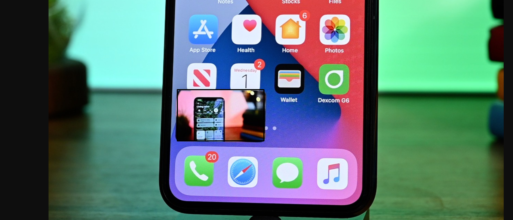 iOS 14  Picture-in-picture.